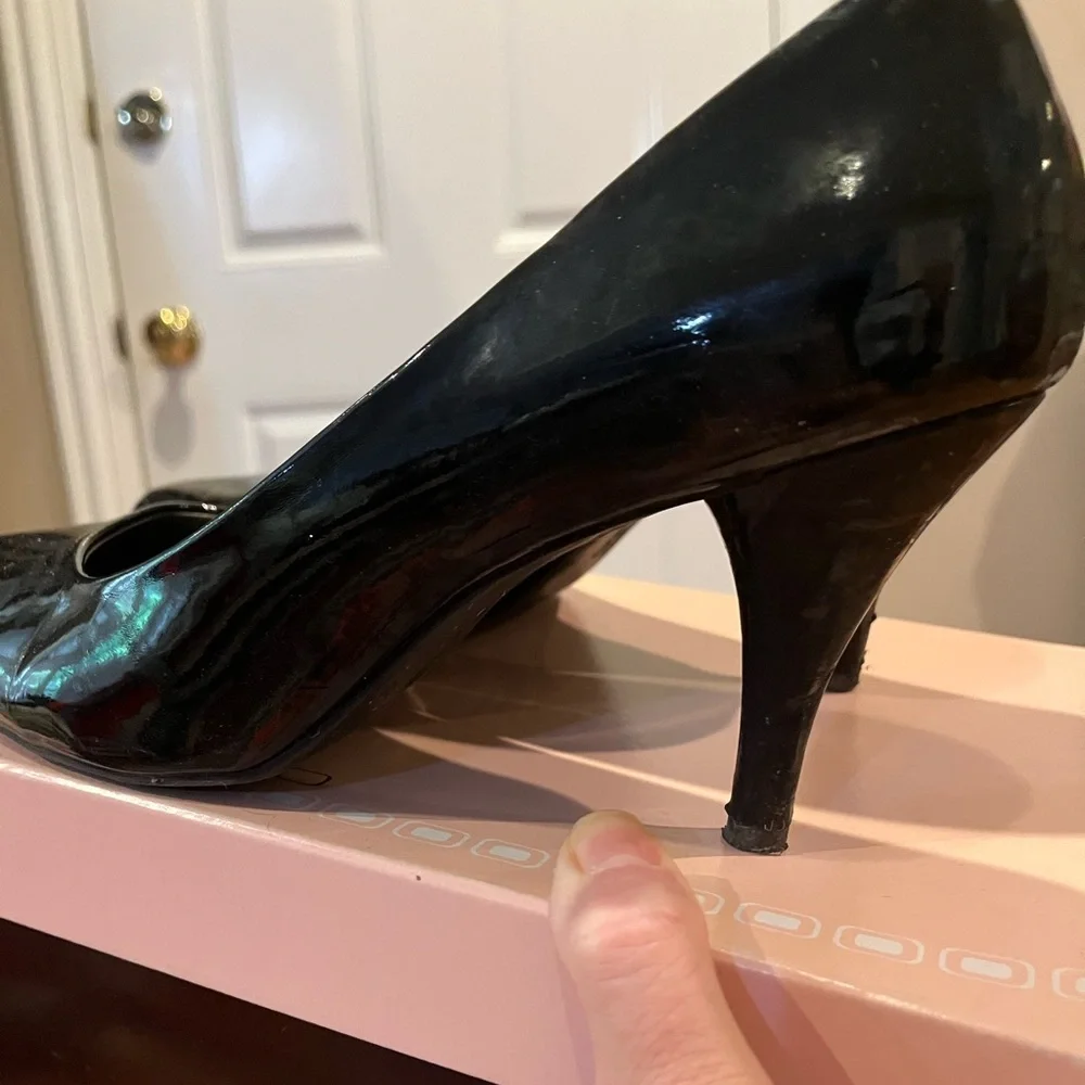 Bandolino Black Patent Pumps - Size 9 - Picture 6 of 11